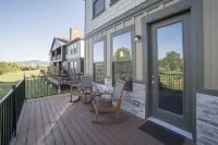 Family Vacation~Crater Hot Spring, Tubing & Ice Skating~Kanton 3 Bedroom Apts by RedAwning