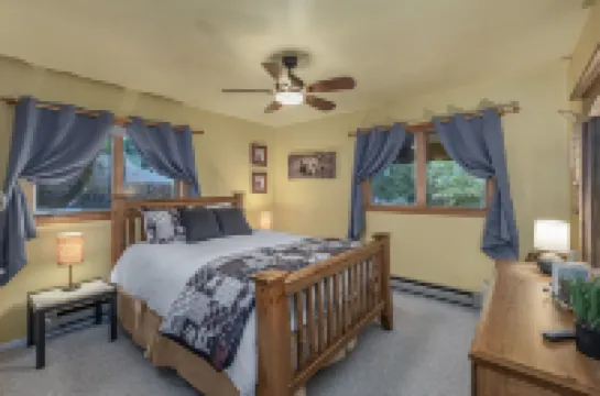 Bear Paw 2 Bedroom Home by NW Comfy Cabins by RedAwning