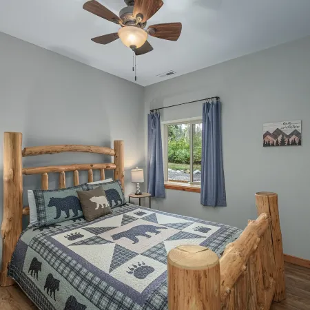 Bearfoot Chalet 3 Bedroom Home by NW Comfy Cabins