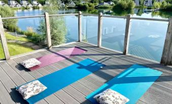Cotswolds Lakeside Home-Summer Lake
