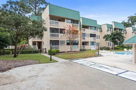 Relaxing Poolside Condo Steps from the Beach Отели рядом с Аэропорт Хилтон Хэд