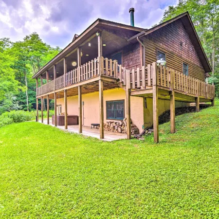 Slaty Fork Escape w/ Mountain View + Hot Tub!