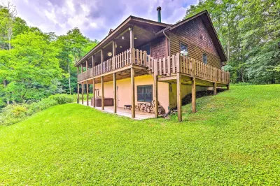 Slaty Fork Escape w/ Mountain View + Hot Tub!