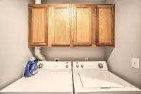 Cozy Condo w/ Pool Access in the Heart of Branson! - spa