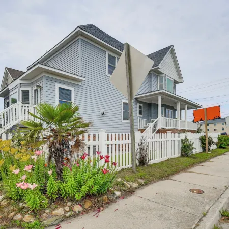Walk to Beach! Fall Getaway in Norfolk w/ Studio