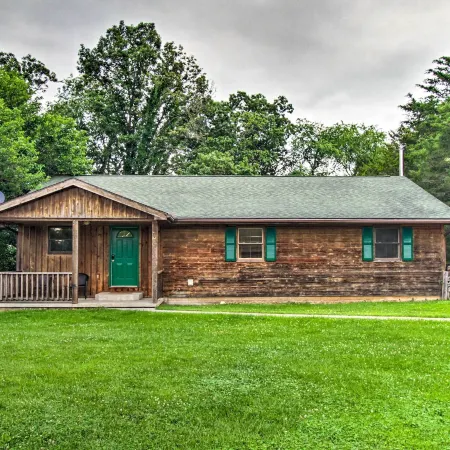 Pet-Friendly VA Home ~ 30 Mi to Shenandoah NP