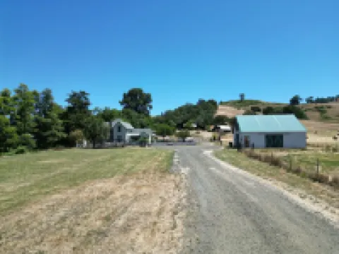 Charming 4-bedroom Pearce Historic Farmhouse in Roseburg with AC and WIFI