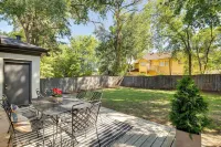 Walk to Dtwn: 'Tyler Tudor' w/ Backyard - キッチン