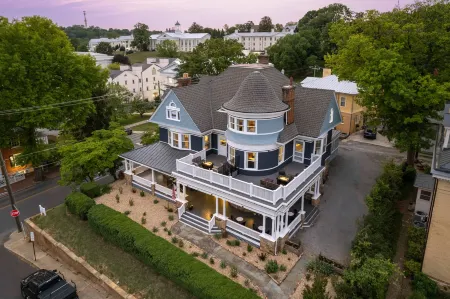 The Historic Berkeley Place Отели рядом с достопримечательностью «Публичная библиотека Стонтон»