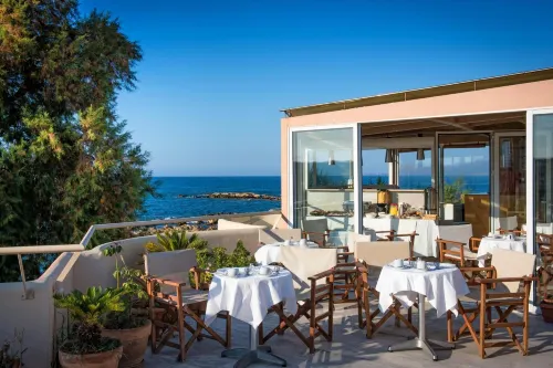 Seafalios-Beach Front Apt - Pet-friendly