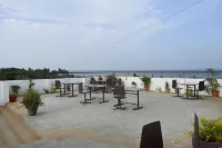 Ganesh Beach Resort فنادق في Manjakuppam