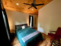 Cedar Hill Cabin 2 Bed 2 Bath Cabin in the Ozarks • Hot Tub •