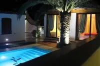 VILLA WITH POOL DEPANDACE AND GARDEN
