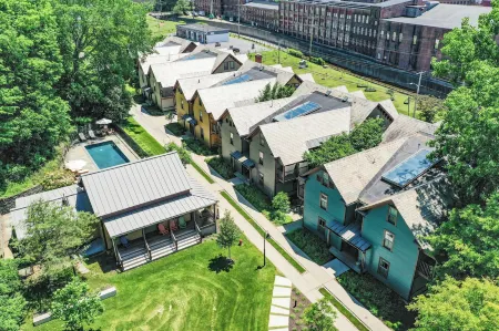 The Porches Inn at Mass Moca Отели в г. Адамс