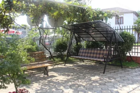 Hotel Charli Отели рядом с достопримечательностью «ქობულეთის ბულვარი»