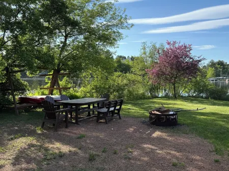 Family-friendly! Walking distance to food, shopping, rentals, boat landing.