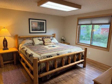 Family-friendly! Walking distance to food, shopping, rentals, boat landing.