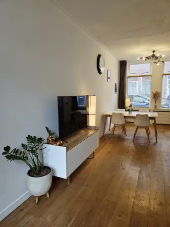 100m2 house near train station and center Отели в г. Алкмар