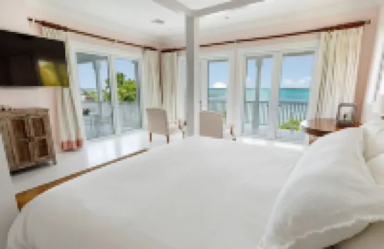 Serene waterfront house w pool, dock & beautiful sunsets - 5 min walk to beach.