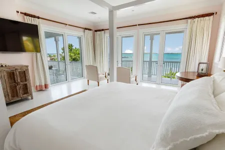 Serene waterfront house w pool, dock & beautiful sunsets - 5 min walk to beach. Отели в г. Данмор-Таун