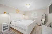 Luxurious Ocean Block midtown condo with private balcony