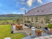 Moelis Barn Hotels near Vivod Mountain