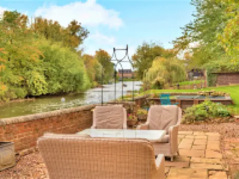 Islip Mill House - Beautiful Riverside Home 케터링 호텔