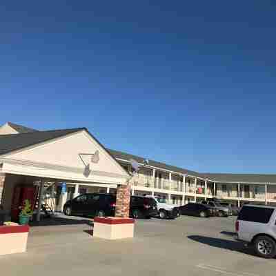 Colonial Motel Hotel Exterior