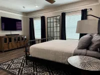 NEW Penthouse on the River-4 BR Corner Condo with Iconic Gruene Tower Views