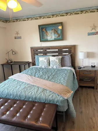 2-bedroom condo with WiFi, AC   View of  water from deck   Pool Отели в г. Тату