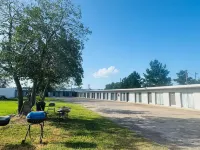 Holiday Motel Hotels in Springhill