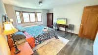 Luxury 5-Br Lakefront - Newly Renovated in 2026 - Private Hot Tub