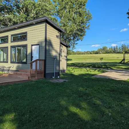 Bright and modern tiny home on the lake!