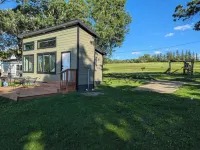 Bright and modern tiny home on the lake! - Chalets