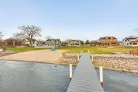 Home on Fox River Modern Decor Style! - 3-Star