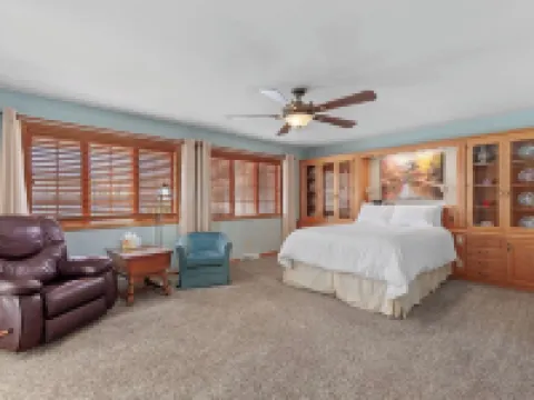 River's Edge Oasis, private dock, 2 kitchens, pool table, dog friendly! ポスト・フォールズのホテル