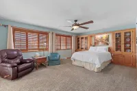 River's Edge Oasis, private dock, 2 kitchens, pool table, dog friendly!