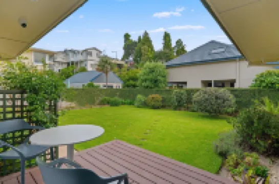 Harbour View Motel and Waterfront Apartments Hotels near Business Estate