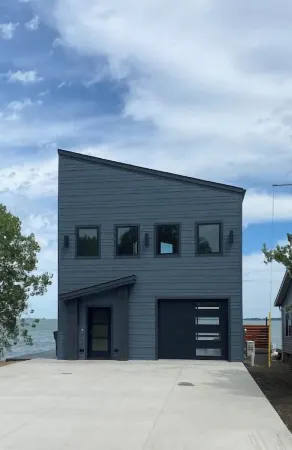 Waterfront Home on Lake Poinsett! 5 queen beds and a Beachfront Bar!! Sleeps 10