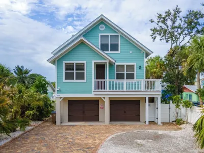 Family Tides-Pool, Hot Tub, Kayaks, Golf Cart, Walk to the Gulf, No Cleaning Fee Hotel dekat Indian Rocks Beach Nature Preserve