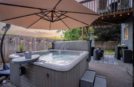 Modern home w/Hot Tub! In small town Sherwood with AC, WiFi, & near wine country Отели рядом с достопримечательностью «Хокс Вью Уинери»