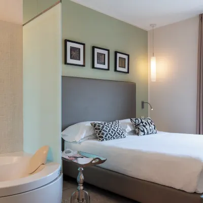 โดมัส อาเดรียนี โรงแรมใกล้เปียสซ่า คาวัวร์