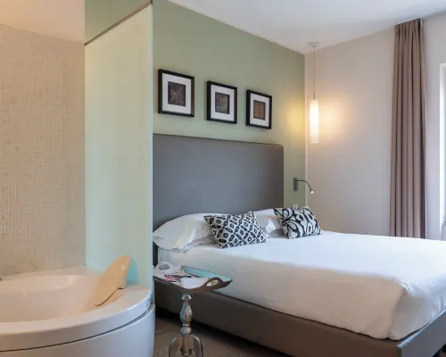 โดมัส อาเดรียนี โรงแรมใกล้จตุรัสเปีซซากาวูร์