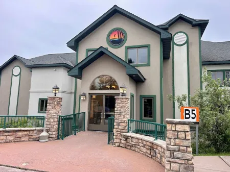 Lake Superior Two Queen Bed Studio~Pool/Hot tub-Burlington Bay