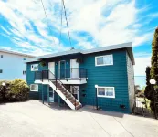 Bayside Apartment #4- Top Floor Waterfront Views above Boulevard Park