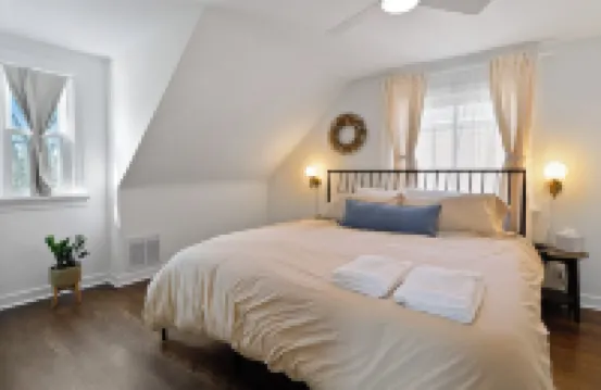 Downtown 2 BR Cottage w/ King Bed Hôtels à : Valparaiso