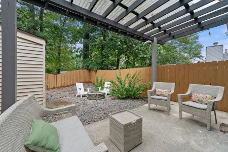 Modern Home Mins from Truist Park Отели в г. Смирна