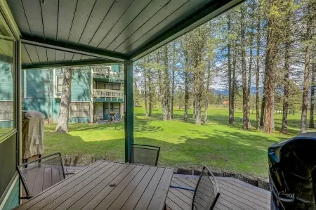 Charming condo on the golf course. 15 min from McCall.