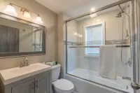 2-bedroom apartment in brilliant Montclair with AC, WiFi Hotels in Montclair