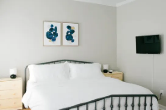 Charming Cottage Retreat with Modern Comforts - Cozy Escape Hotels in 